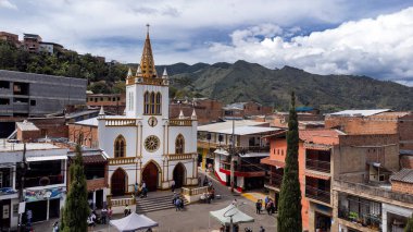 Giraldo, Antioquia, Kolombiya. 3 Ağustos 2025. Kasabanın ana kilisesinin panoramik drone görüntüsü.