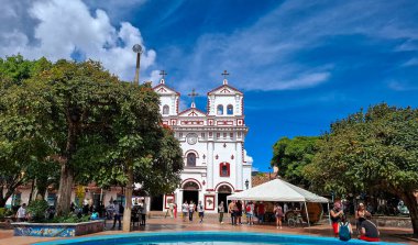 Guatape, Antioquia, Kolombiya. 12 Ağustos 2025. Carmen Ana Kilisesi, 1865 'te inşa edilmiştir..