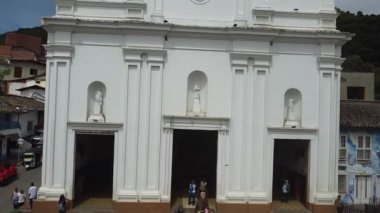 Buritica, Antioquia, Kolombiya. 3 Ağustos 2025. Kasabanın ana kilisesinin panoramik drone görüntüsü