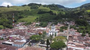 Titiribi, Antioquia - Kolombiya. 12 Temmuz 2025. İnsansız hava aracı ile hava görüntüsü. 11.053 nüfuslu belediye.