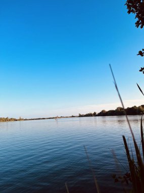 Büyük göl yazın mavi gökyüzü arka planına karşı. Yüksek kalite fotoğraf. 