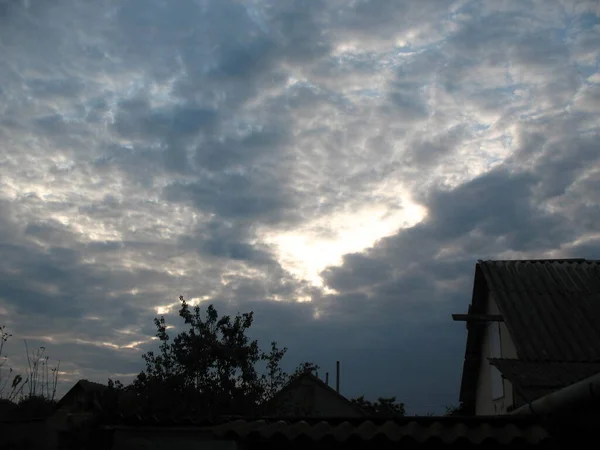 Σύννεφα Τοπίο Πάνω Από Τις Στέγες Των Σπιτιών — Φωτογραφία Αρχείου