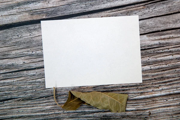 Papír Üdvözlőkártya Mockup Fából Készült Háttér — Stock Fotó