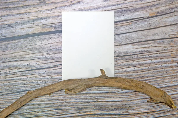 Papier Grußkarte Attrappe Auf Holzgrund — Stockfoto