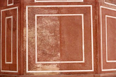 Beyaz Mermer Çerçeve Duvarı 'na yakın Kırmızı Taş