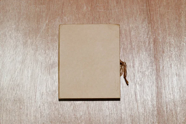 木製の背景モックアップの茶色の紙箱 — ストック写真