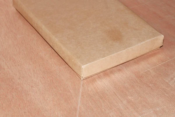 Kotak Kertas Coklat Pada Mockup Latar Belakang Kayu — Stok Foto