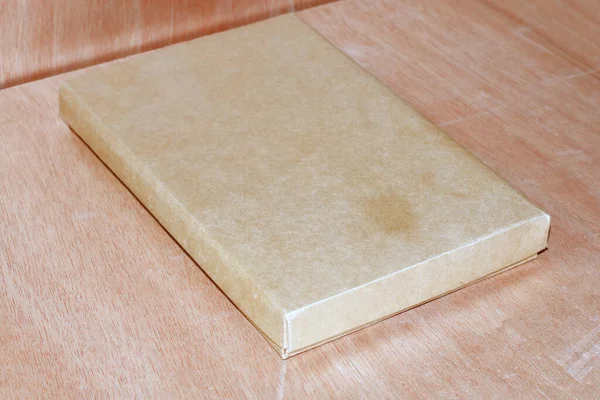 Braune Papierschachtel Auf Holzhintergrund Attrappe — Stockfoto
