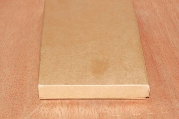 木制背景模型的褐色纸盒 — 图库照片