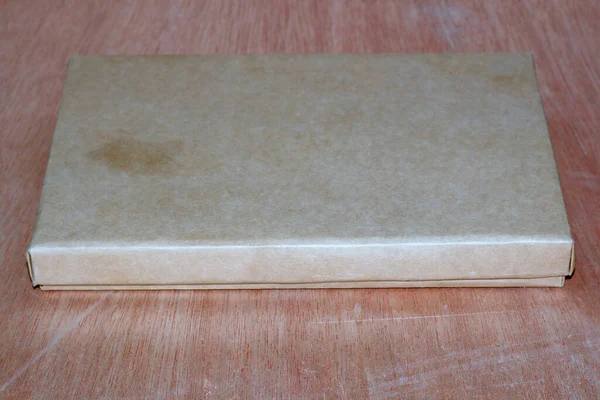 木制背景模型的褐色纸盒 — 图库照片