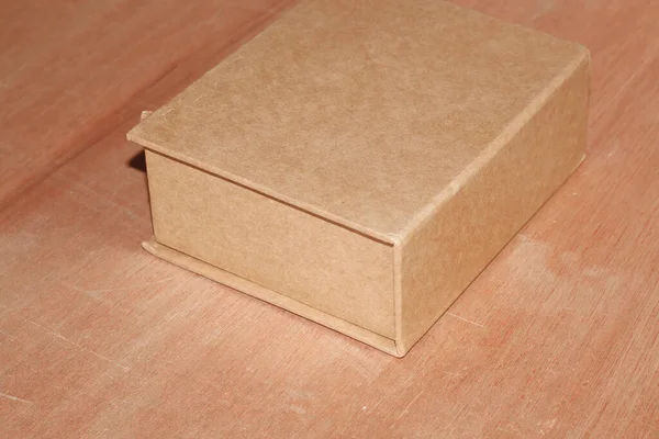 Kahverengi Karton Kutu Ahşap Arka Plan Modeli — Stok fotoğraf