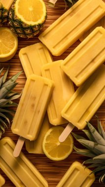 Mango ve ananaslı buzlu dondurma. 