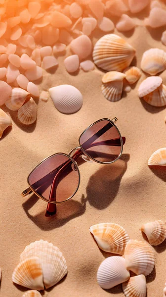 砂浜と貝殻のサングラス — ストック写真