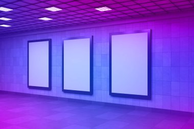 Metreo tren istasyonunda poster ve reklam panosu metro tabelaları modeli 