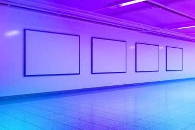 Metreo tren istasyonunda poster ve reklam panosu metro tabelaları modeli 