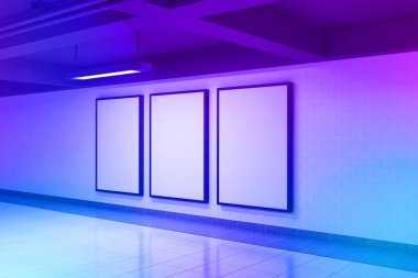 Metreo tren istasyonunda poster ve reklam panosu metro tabelaları modeli 