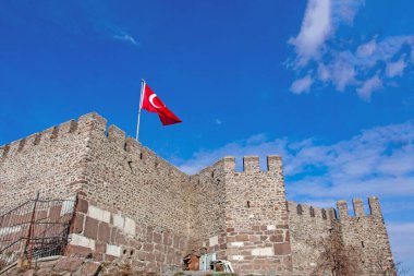 Türkiye 'nin İstanbul kentindeki Sultan Ahmed Camii' nin açık mavi bir gökyüzü altındaki görkemli manzarası. Fotoğrafta caminin altı minaresi, büyük merkezi kubbesi ve çevresindeki daha küçük kubbeler de dahil olmak üzere karmaşık ayrıntıları yer alıyor. Solgun taş 