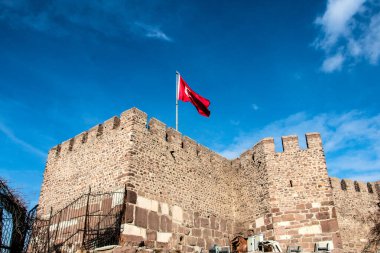 Türkiye 'nin İstanbul kentindeki Sultan Ahmed Camii' nin açık mavi bir gökyüzü altındaki görkemli manzarası. Fotoğrafta caminin altı minaresi, büyük merkezi kubbesi ve çevresindeki daha küçük kubbeler de dahil olmak üzere karmaşık ayrıntıları yer alıyor. Solgun taş 