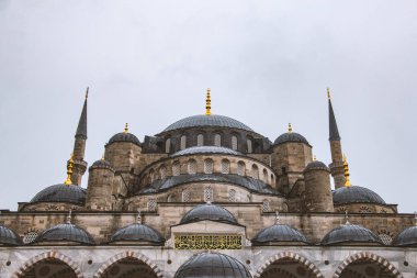 İstanbul 'daki Sultan Ahmed Camii' nin nefes kesici manzarası, karmaşık ayrıntılarını, kubbeleri ve sessiz gökyüzüne karşı yükselen minareleri gözler önüne seriyor.