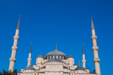 Mavi Cami olarak da bilinen Sultan Ahmed Camii parlak mavi gökyüzüne karşı dimdik ayakta duruyor. Altı minaresi ve ikonik kubbesi, Osmanlı döneminden kalma İstanbul 'un mimari ihtişamını gözler önüne seren nefes kesici bir manzara. Karmaşık detaylar ve g