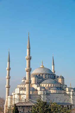 İstanbul, Türkiye 'deki Sultan Ahmed Camii' nin büyüleyici manzarası. Büyüleyici mimarisi, karmaşık ayrıntıları ve parlak mavi gökyüzüne karşı dimdik duran minareleri. Cami 'nin ihtişamı gün ışığı altında vurgulanıyor. İnşaat iskelesi manzaralı