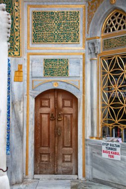 Türkiye 'nin İstanbul kentindeki Sultan Ahmed Camii' nin açık mavi bir gökyüzü altındaki görkemli manzarası. Fotoğrafta caminin altı minaresi, büyük merkezi kubbesi ve çevresindeki daha küçük kubbeler de dahil olmak üzere karmaşık ayrıntıları yer alıyor. Solgun taş 