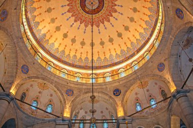 Cami, Kubbe, İslam Mimarı, İslami Sanat, Süsleme, Karmaşık Tasarım, Mimari Detay, Dini Bina, İç Tasarım, Desen, Renk, Doku, Taş, Kemer, Simetri, Büyük, Görkemli, Kültür, Miras, Seyahat, Türkiye, İstanbul, Buildi