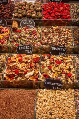 Büyüleyici bir sergi, cam kaplarda titizlikle dizilmiş renkli ve güzel kokulu çay ve baharatlar sergiliyor. Her çöp kutusu 'Gevşetici Çay', 'Enerji Çayı' ve 'Kolesterol Çayı' gibi tanımlayıcı isimlerle etiketlenmiştir.