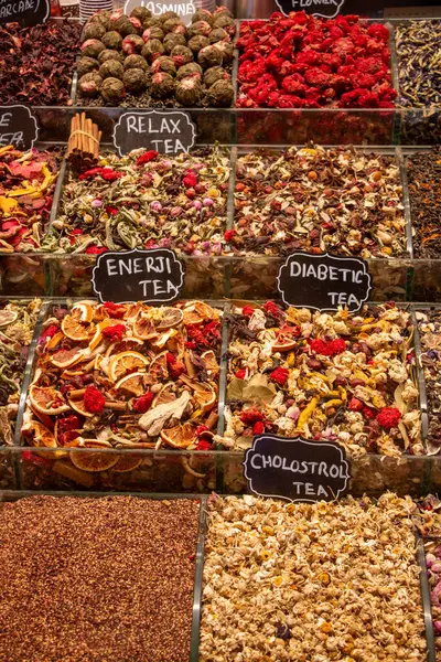 Büyüleyici bir sergi, cam kaplarda titizlikle dizilmiş renkli ve güzel kokulu çay ve baharatlar sergiliyor. Her çöp kutusu 'Gevşetici Çay', 'Enerji Çayı' ve 'Kolesterol Çayı' gibi tanımlayıcı isimlerle etiketlenmiştir.