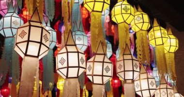 Tayland 'ın Chiang Mai eyaletindeki Loy Krathong festivalinde renkli fenerler. 4K