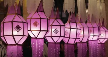 Tayland 'ın Chiang Mai eyaletindeki Loy Krathong festivalinde renkli fenerler. 4K