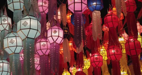 Kolorowe Latarnie Stylu Lanna Podczas Festiwalu Loy Krathong Prowincji Chiang — Wideo stockowe