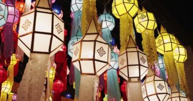Tayland 'ın Chiang Mai eyaletindeki Loy Krathong festivalinde renkli fenerler. 4K