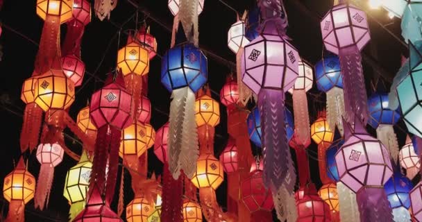 在泰国清迈举行的洛伊克拉通节期间 彩灯灯笼呈兰娜风格 — 图库视频影像