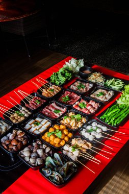 Japon Yakiniku 'su için dilimlenmiş et. Etler ızgaraya çeşitli lokantalarda