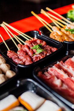 Japon Yakiniku 'su için dilimlenmiş et. Etler ızgaraya çeşitli lokantalarda