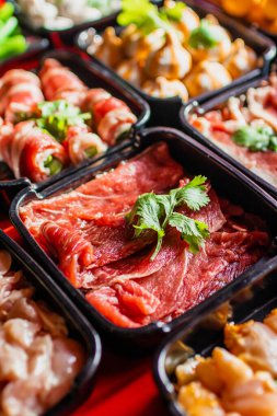 Japon Yakiniku 'su için dilimlenmiş et. Etler ızgaraya çeşitli lokantalarda