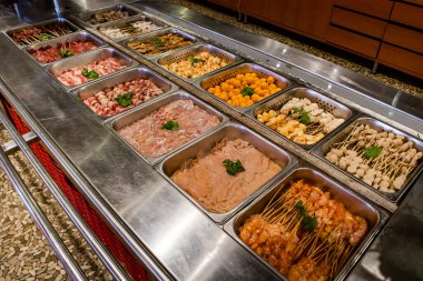 Geleneksel mangal mangalı mangalında yiyebileceğiniz kadar çok et seçmeye odaklanın..