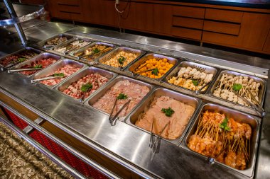 Geleneksel mangal mangalı mangalında yiyebileceğiniz kadar çok et seçmeye odaklanın..