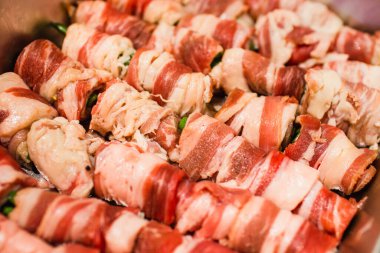 Geleneksel mangal mangalı mangalında yiyebileceğiniz kadar çok et seçmeye odaklanın..