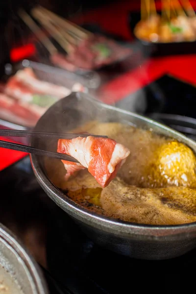 Açık büfe barbekü deniz ürünleri, biftek ve domuz eti, ızgara, yiyebildiğin kadar, restoran. Yemek çubuklarına yakın et tırmıklama