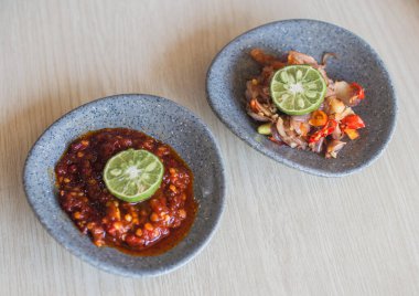 Bali, Endonezya 'dan Sambal Matah (geleneksel çiğ biber ve limon otu çeşnisi). Tahta masadaki en üst manzara