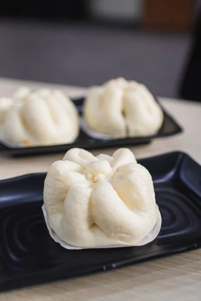 Chinees Traditioneel Gestoomd Broodje Bakpao Geserveerd Plaat Houten Ondergrond — Stockfoto