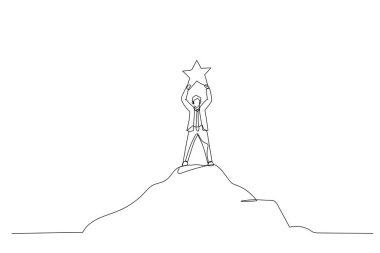 Tepede duran ve gökyüzündeki parlak yıldıza dokunan iş adamı.