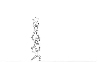 Takım çalışması yapan iş kadını yıldızı yakalamaya çalışıyor.