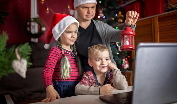 Bezpiecznych Świąt Online Szczęśliwa Rodzina Czerwonych Kapeluszach Mikołaja Świętuje Przyjaciółmi — Zdjęcie stockowe