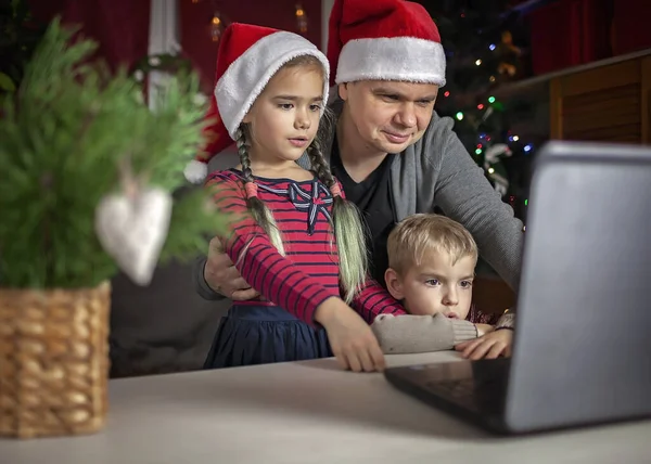 Ασφαλής Online Χριστουγεννιάτικη Γιορτή Ευτυχισμένη Οικογένεια Σάντα Κόκκινα Καπέλα Γιορτάζει — Φωτογραφία Αρχείου