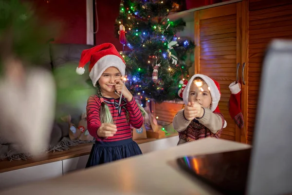 Celebração Segura Natal Online Crianças Felizes Chapéus Vermelhos Santa Com — Fotografia de Stock