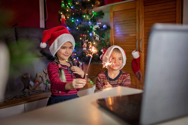Bezpiecznych Świąt Online Szczęśliwe Dzieci Czerwonych Kapeluszach Mikołaja Płonącym Ogniem — Zdjęcie stockowe