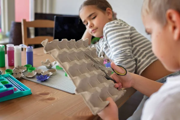 Projet Bricolage Avec Des Enfants Carton Œufs Est Transformé Couronne — Photo